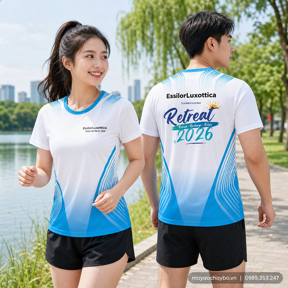 Áo chạy bộ thiết kế riêng trắng xanh Team Building Retreat 2026 người mẫu mặc thực tế