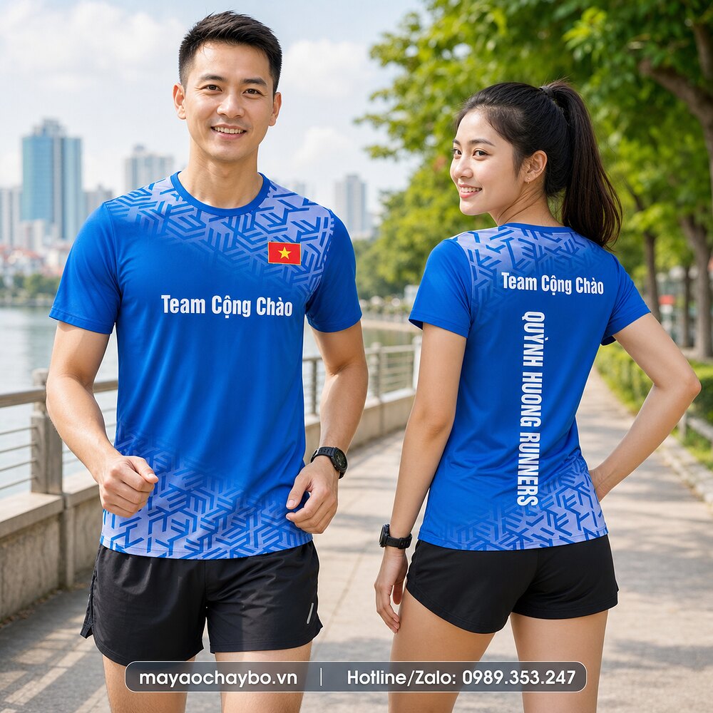 Áo chạy bộ Team Cộng Chào màu xanh trên người mẫu