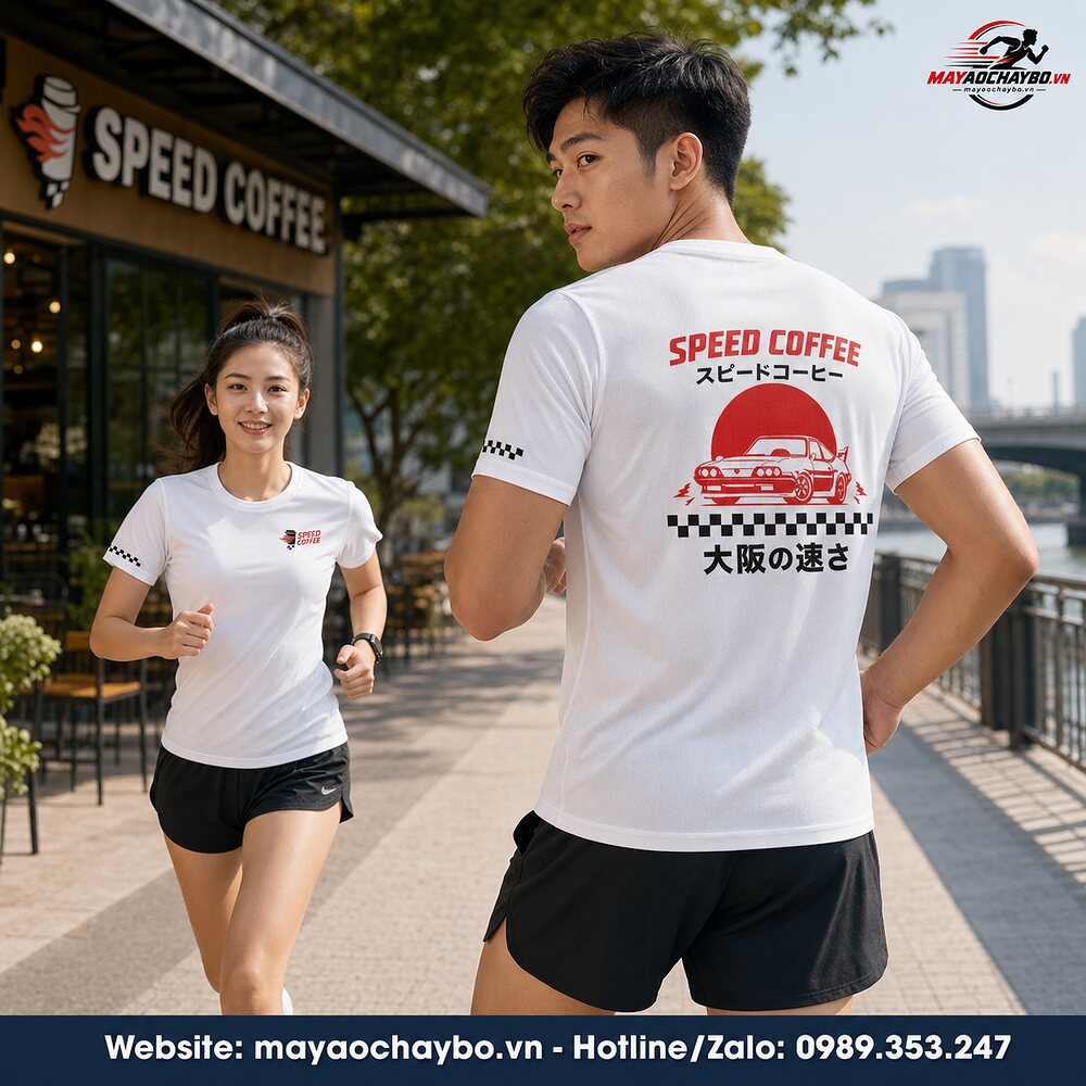 Áo chạy bộ Speed Coffee màu trắng trên người mẫu nam nữ, hiển thị hình in mặt sau