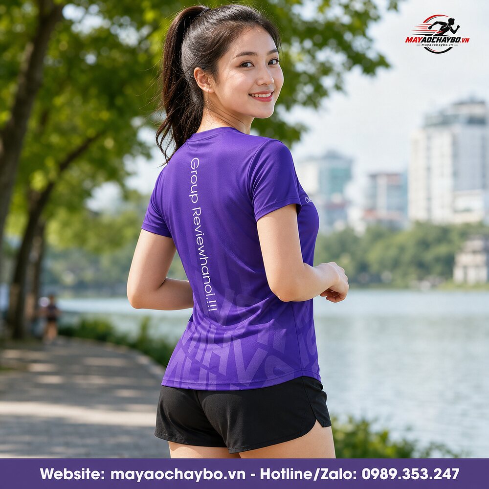 Áo chạy bộ Review HN màu tím trên người mẫu nữ, hiển thị thiết kế mặt sau