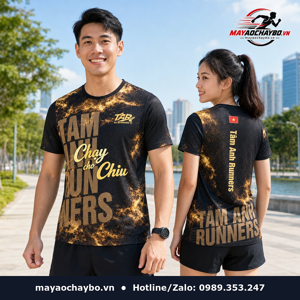 Người mẫu mặc áo chạy bộ Tâm Anh Runners đen vàng