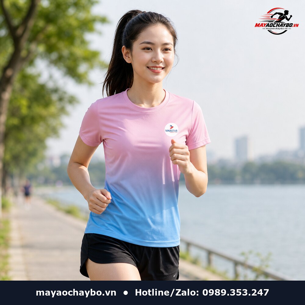 Người mẫu mặc áo chạy bộ Vinastar gradient hồng xanh