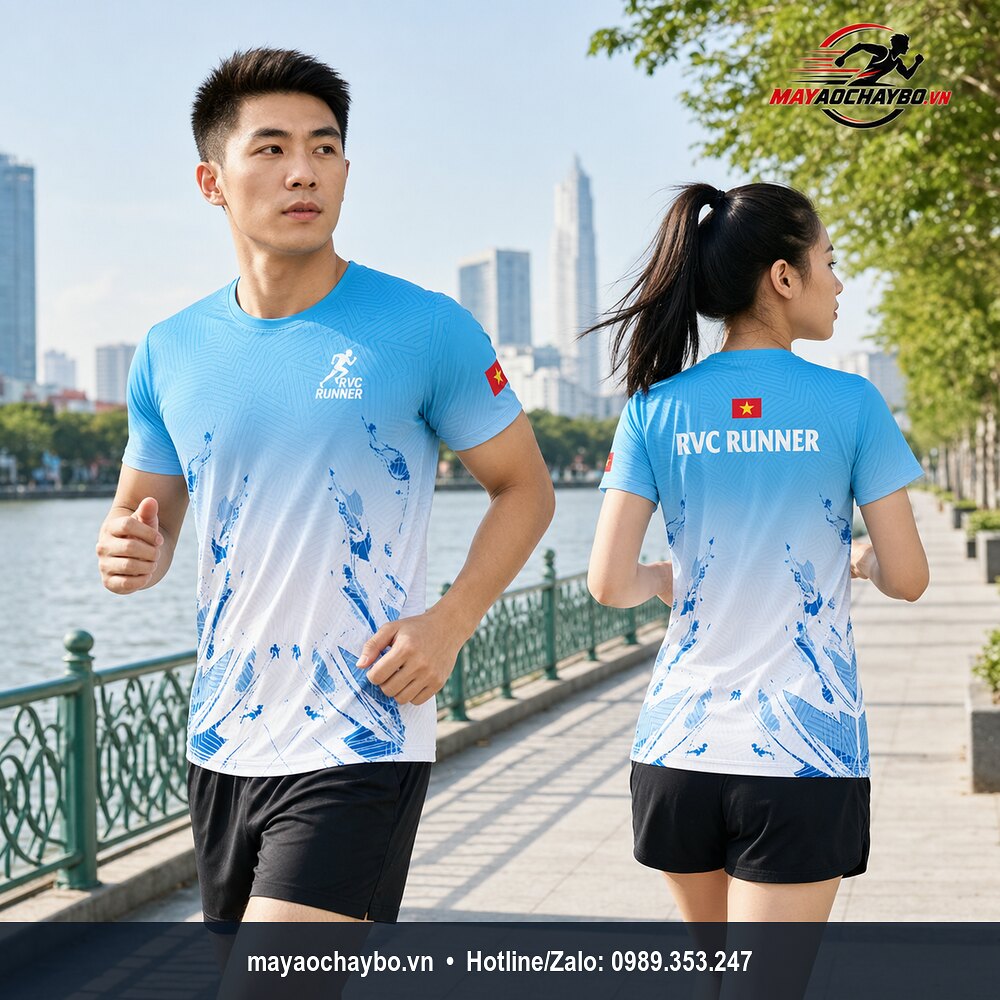 Nam nữ mặc áo chạy bộ RVC Runner xanh nhạt, hiển thị mặt trước và mặt sau