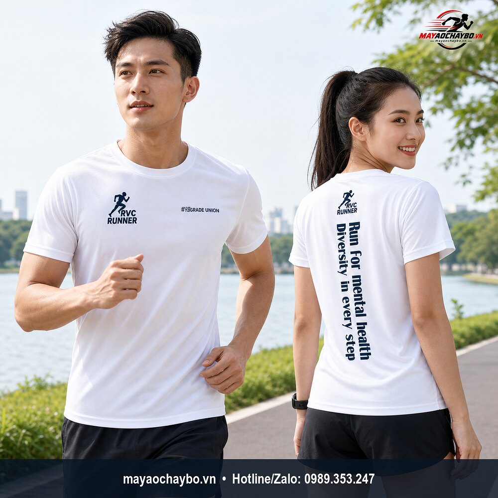 Nam nữ mặc áo chạy bộ RVC Runner trắng với thông điệp sức khỏe tinh thần