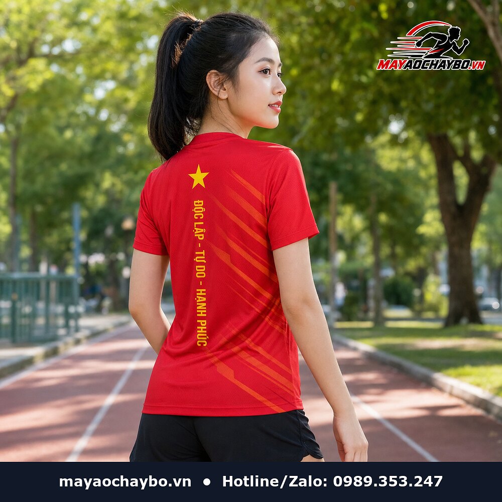 Người mẫu mặc áo chạy bộ Đất Nước Trong Tim màu đỏ