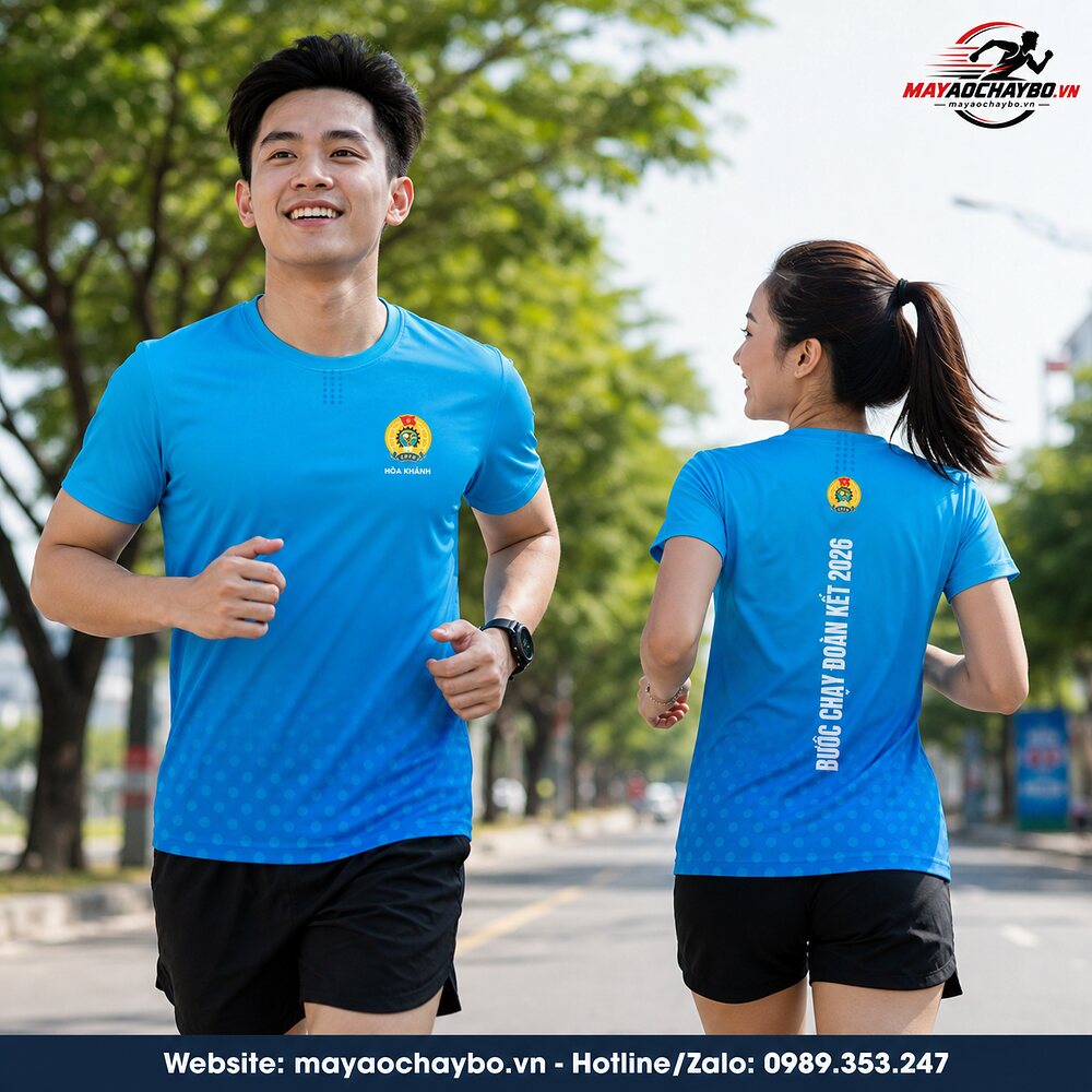 Áo chạy bộ Bước Chạy Đoàn Kết 2026 màu xanh trên người mẫu nam nữ