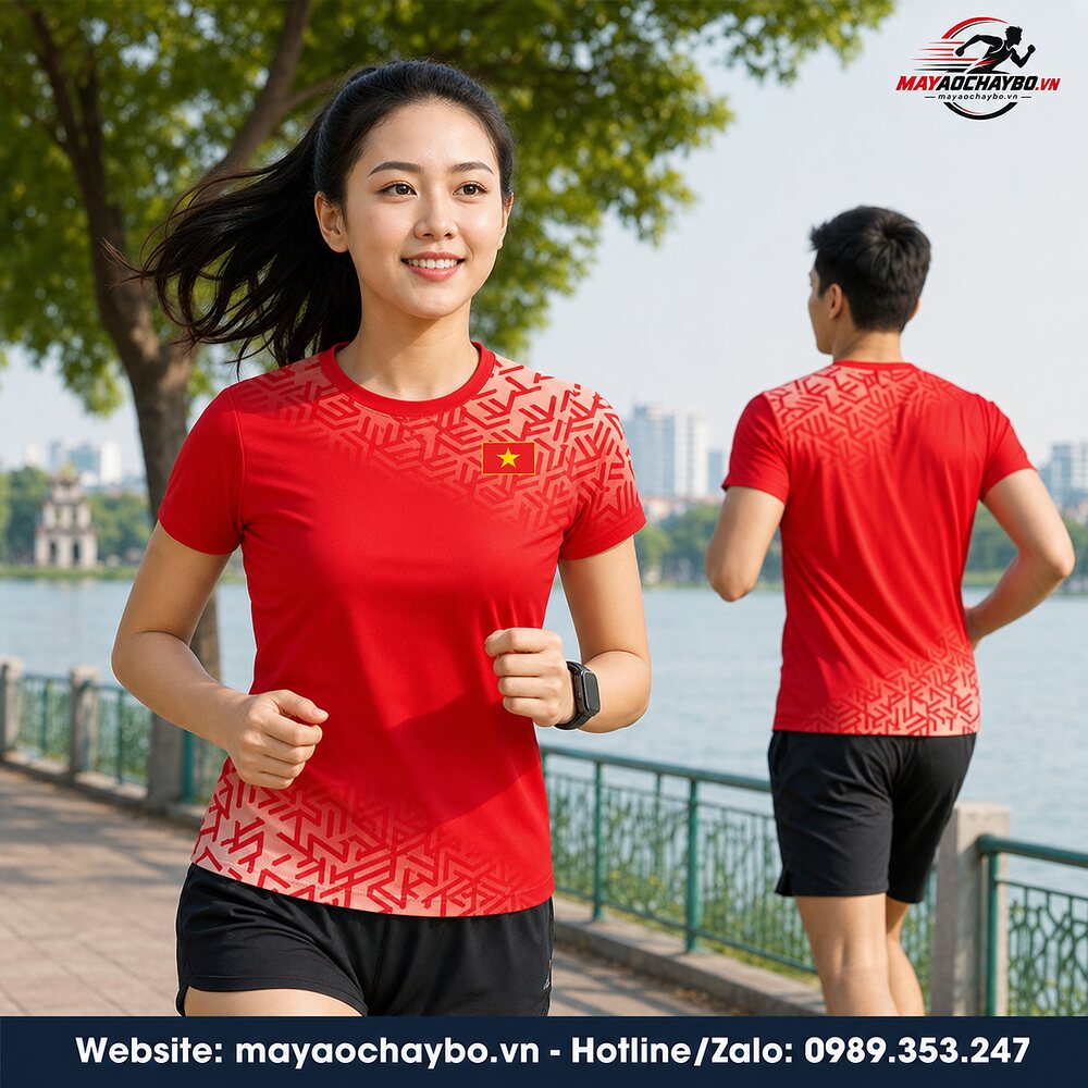Áo chạy bộ màu đỏ họa tiết cờ Việt Nam trên người mẫu nam nữ