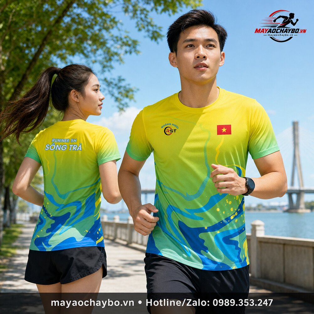 Nam nữ mặc áo chạy bộ Sông Trà Runner 5H vàng xanh, hiển thị mặt trước và mặt sau