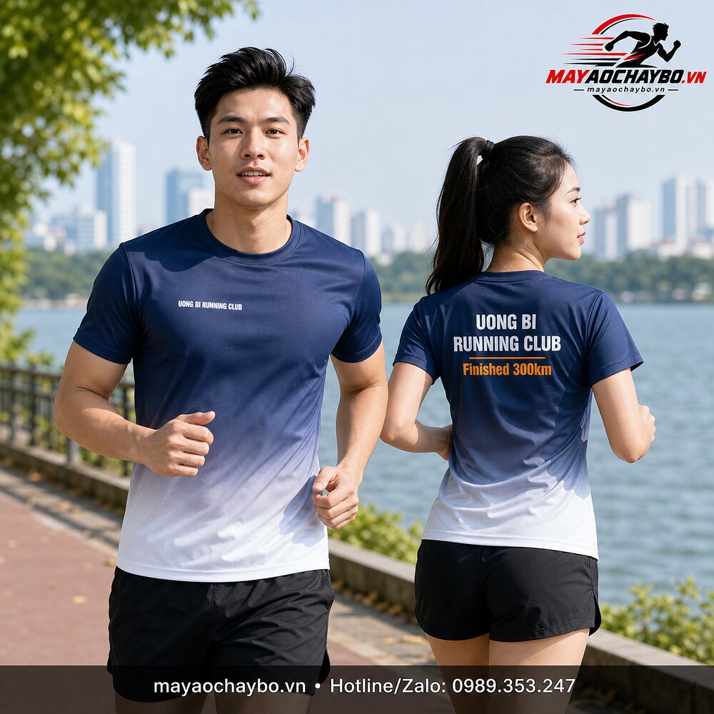 Nam nữ mặc áo chạy bộ Uông Bí Runner xanh đậm trắng, hiển thị mặt trước và mặt sau