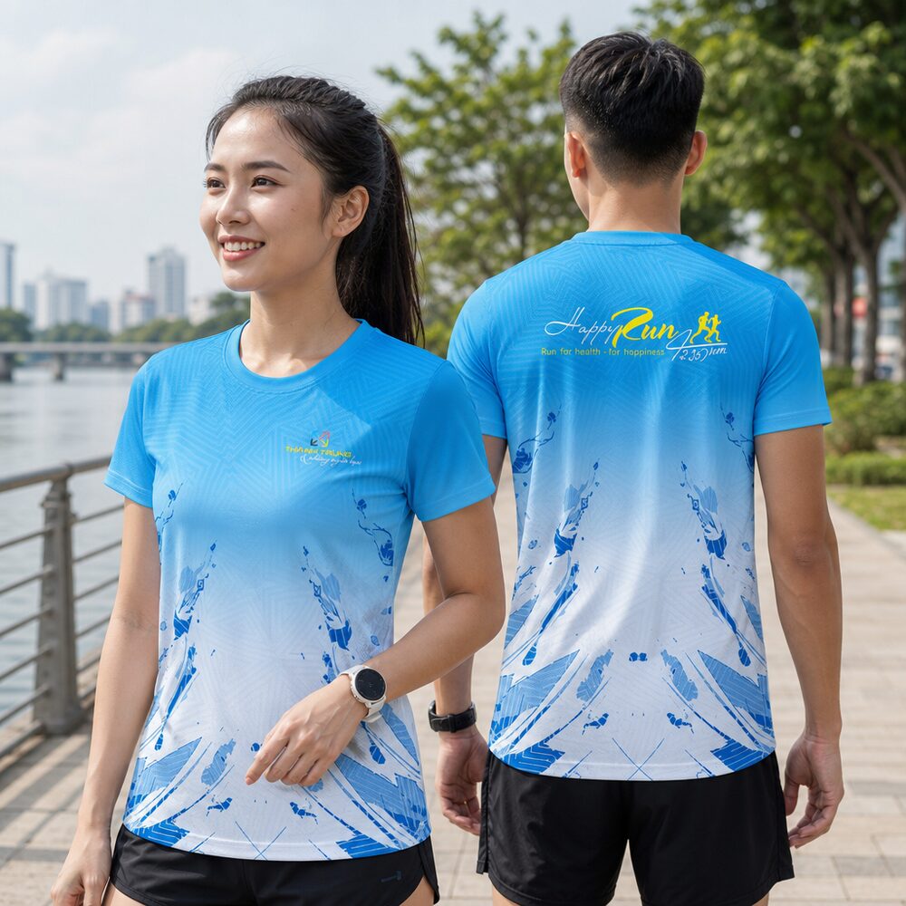 Người mẫu mặc áo chạy bộ Happy Run blue running shirt