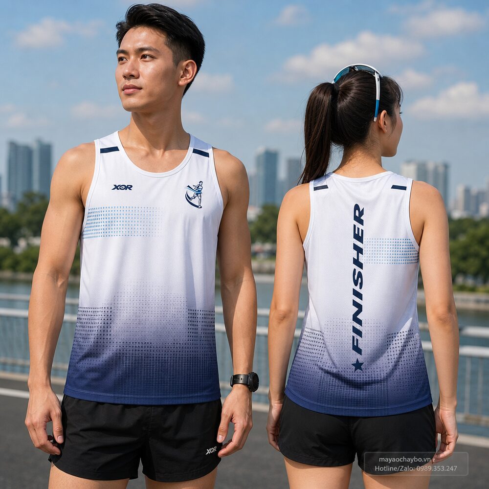 Người mẫu mặc áo chạy bộ Áo Chạy Bộ Team Finisher Trắng Xanh Gradient Năng Động