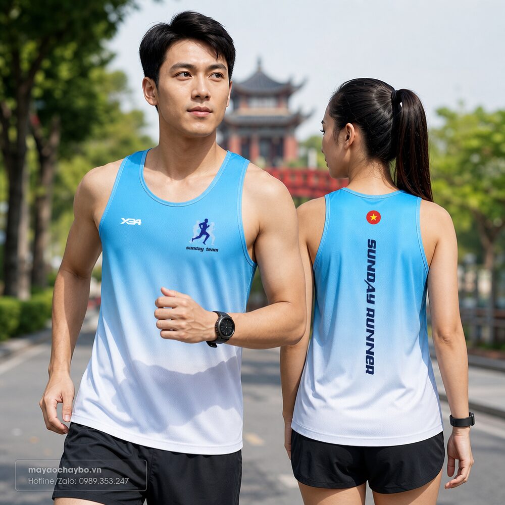 Người mẫu mặc áo chạy bộ Áo Chạy Bộ Sunday Team Xanh Dương Chuyển Sắc