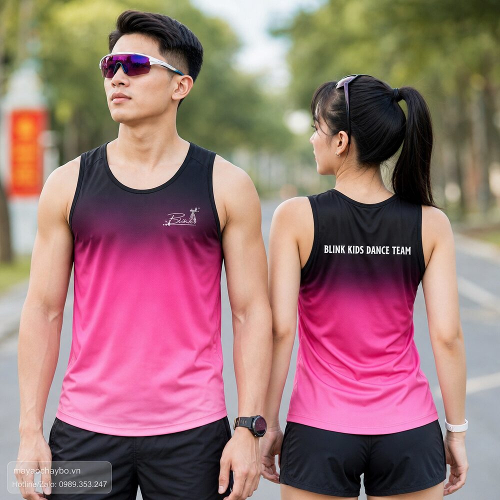 Người mẫu mặc áo chạy bộ Áo Chạy Bộ Hồng Đen Blink Kids Dance Team – Gradient Cá Tính Cho Bé Năng Động