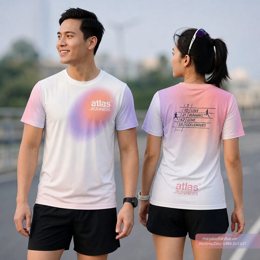 Người mẫu mặc áo chạy bộ Áo chạy bộ Atlas Runners trắng ngà phối tím hồng cam